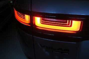 2018-Range-Rover-Velar-3D-Tunnel-Vision-Tail-Lamps.jpg