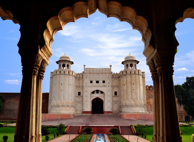 Lahore_Fort_view_from_Baradari.jpg