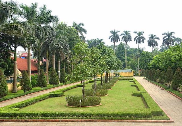 Gardens at_the_Ho_Chi_Minh_Museum_-_Hanoi,_Vietnam_-_DSC03520.jpg