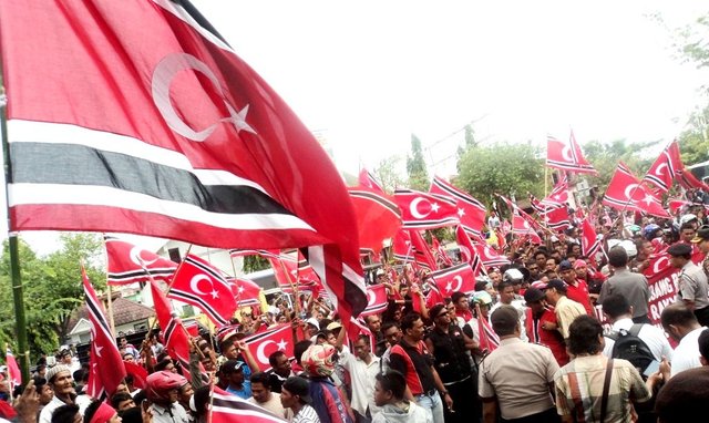 Aksi masyarakat Aceh mendukung Bendera Bulan Bintang ditetapkan sebagai Bendera Aceh -- dokumen AcehOnline.jpg