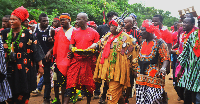 Nii Acquah II sprinkling Kpokpoi at Odumase.png