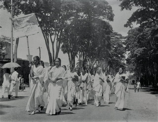 21_Feb_1953_Dhaka_University_female_students_procession.png