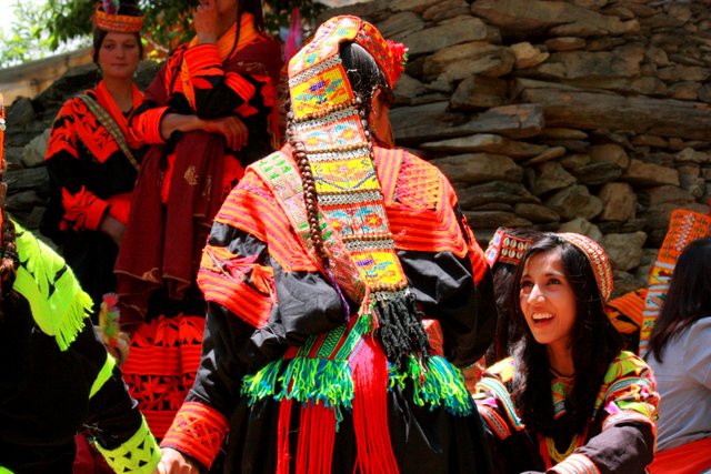 Woman_headdress_Kalash.jpg