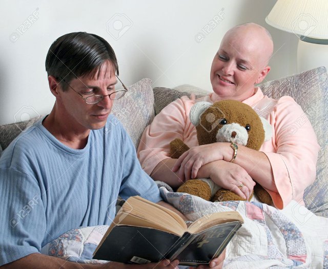 1406794-un-hombre-se-ofrece-a-leer-la-biblia-a-un-paciente-de-cáncer-atención-se-centra-en-la-mujer-la-cara-.jpg