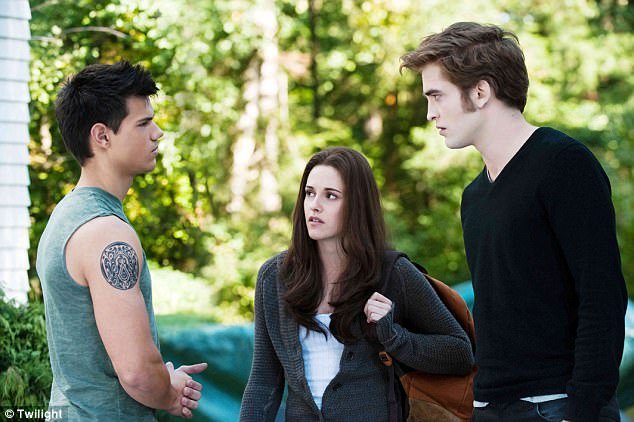 1487B98500000514-5368363-The_Twilight_Saga_Eclipse_2010_starring_Kristen_Stewart_as_Bella-a-37_1518178620930.jpg