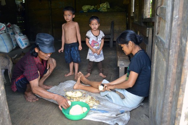 20140203_Warga Juma Sampuran Makan Ubi 00.jpg