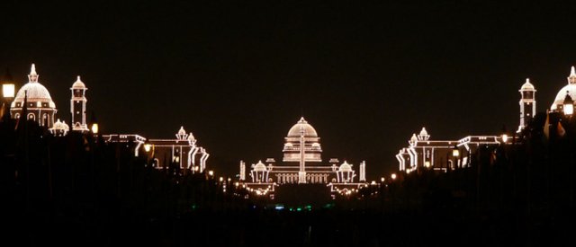 Rashtrapati_Bhavan_and_adjacent_buildings,_illuminated_for_the_Republic_Day.jpg