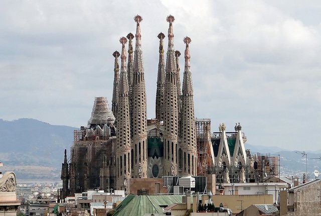 1200px-Sagrada_Familia_01.jpg