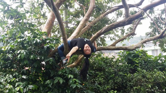 Ledis ecoinstante selfie day 24 hanging upside down.jpg