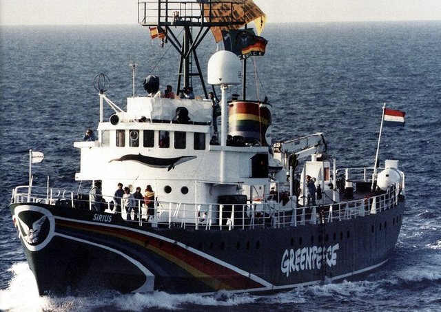 Greenpeace_ship_Sirius_off_Mallorca_in_June_1988.jpg
