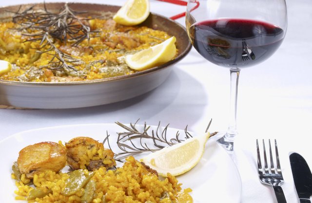 para-acompanar-esta-paella-nada-como-un-vino-de-alicante-valencia-o-utiel-requena-istock.jpg