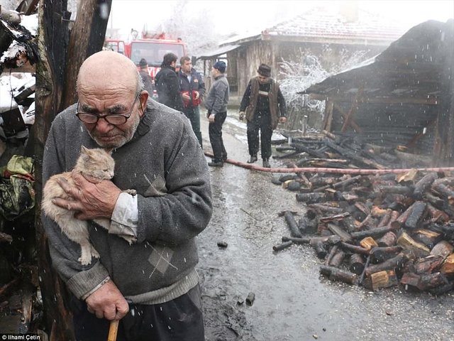 48522D5E00000578-5289337-These_heartbreaking_photos_capture_the_moment_an_83_year_old_man-a-67_1516378644810.jpg