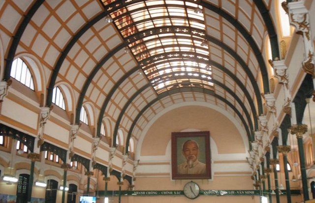 The-beautiful-arched-ceiling-with-the-picture-of-Ho-Chi-Minh-overlooking-preceedings.jpg
