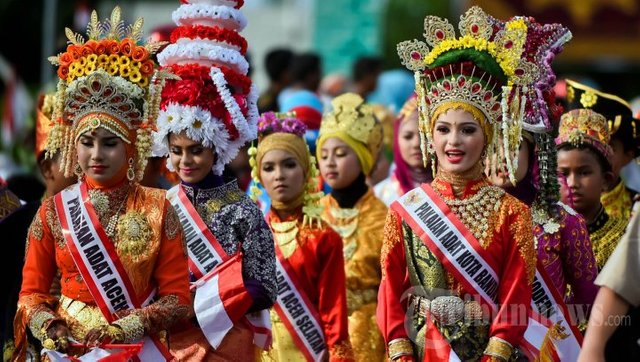 pawai-kemerdekaan-ke-70-ri-di-aceh_20150818_203151.jpg