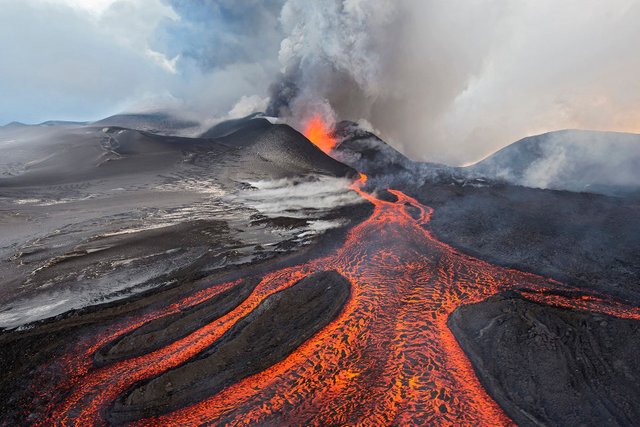 Corbis-RM-volcano-erupting-Kamchatka-Russia(2).jpg