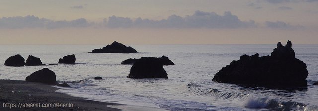 rocks_on_the_beach00.jpg