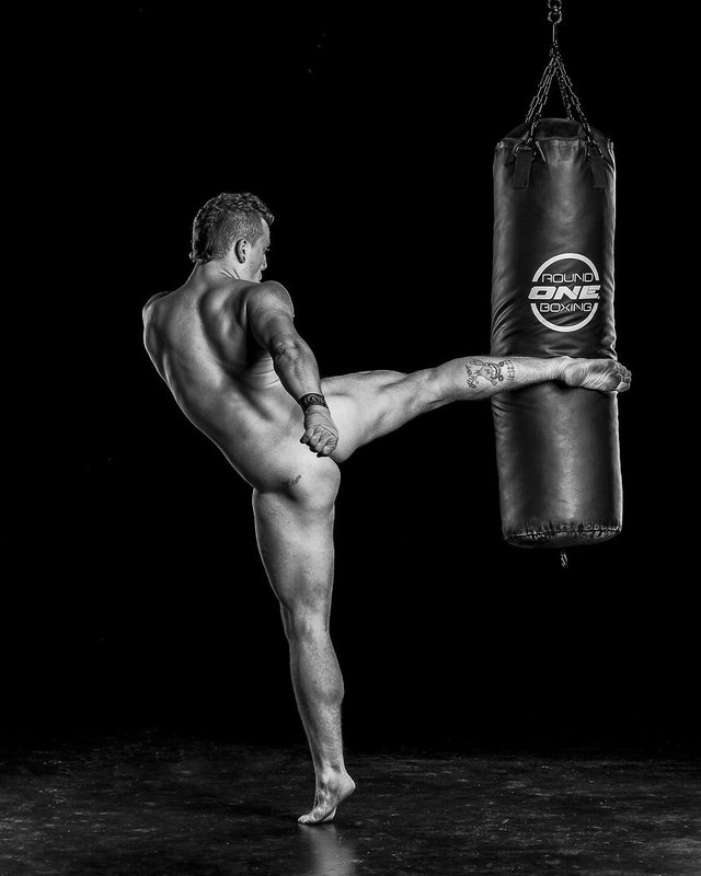 strength_flexibility_power_of_human_body_portraits_mark_ruddick_17.jpg
