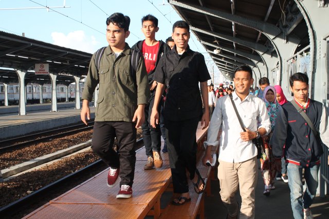 1. Stasiun Jakarta Kota adalah stasiun terbesar di Indonesia dan masuk sebagai stasiun ke 8 stasiun yang paling banyak di kunjungi setiap harinya. Foto diatas adalah saat kami berkunjung ke Kota Tua bersama teman-teman anak Aceh lainnya..JPG