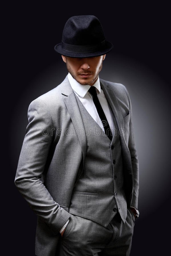 retrato-del-hombre-elegante-hermoso-en-traje-elegante-64520638.jpg