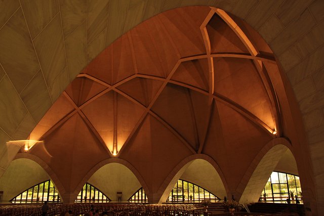 Interior_of_Lotus_temple.jpg