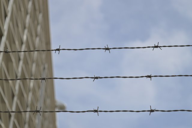 barbed-wire-960247.jpg