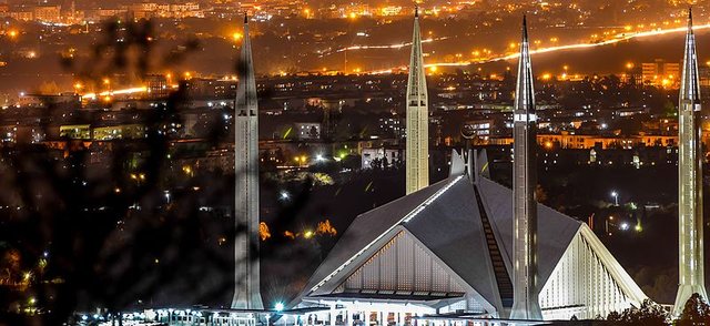 Faisal_Mosque_close_up_(cropped).jpg