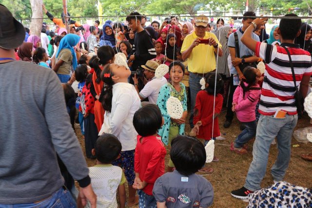 makan krupuk 2.jpg