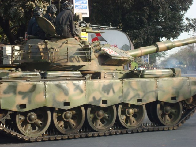 Army_Tank_pointing_Towards_BDR_headquarters.jpg