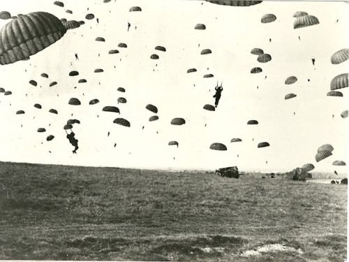 sl004_american-paras-land-near-groesbeek-during-operation-market-garden.jpg