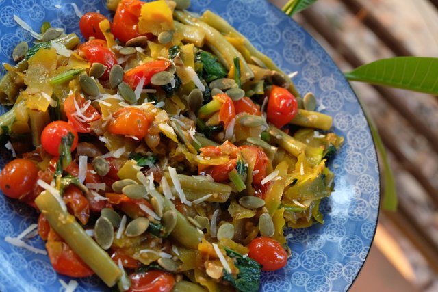 Butternut-Spiralized-Veggies-with-Green-Beans-Cherry-Tomatoes-and-Spinach.JPG