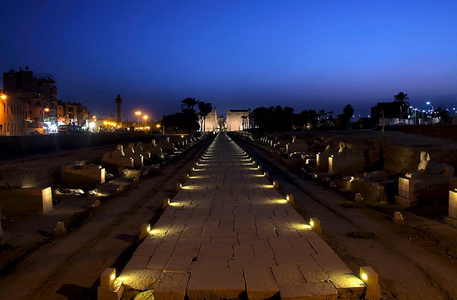 Luxor_temple_at_Night.jpg