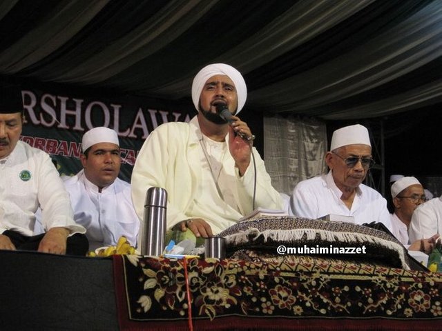 Habib-Syech-bin-Abdul-Qadir-Assegaf-sedang-memimpin-pembacaan-shalawat-Nabi-foto-akhmad-muhaimin-azzet.jpg