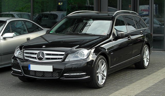 1024px-Mercedes-Benz_C_250_CDI_BlueEFFICIENCY_T-Modell_Avantgarde_(S_204,_Facelift)_–_Frontansicht,_16._April_2011,_Düsseldorf.jpg