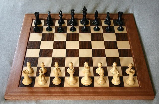 800px-Chess_board_opening_staunton.jpg