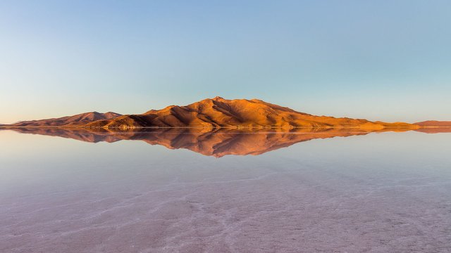 1920px-Salar_de_Uyuni,_Bolivia,_2016-02-04,_DD_10-12_HDR.jpg