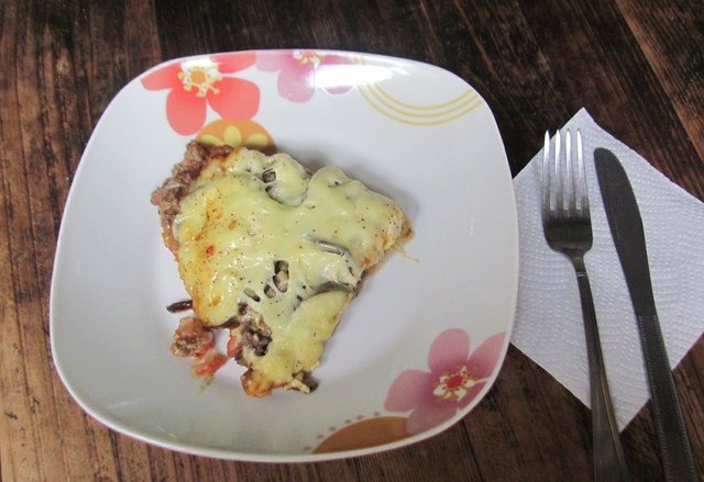 24- Pizza de Berenjena con carne lista para comer.JPG