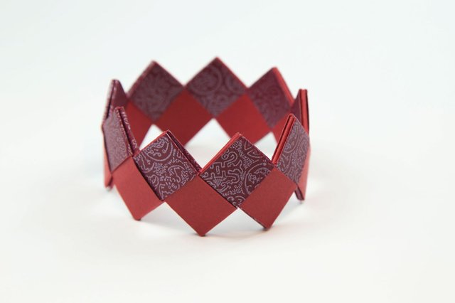 easy-origami-bracelet-tutorial-00-585b93773df78ce2c3bd3b3b.jpg