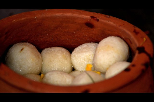 Rosogolla_Indian_sweets_Mithai.jpg