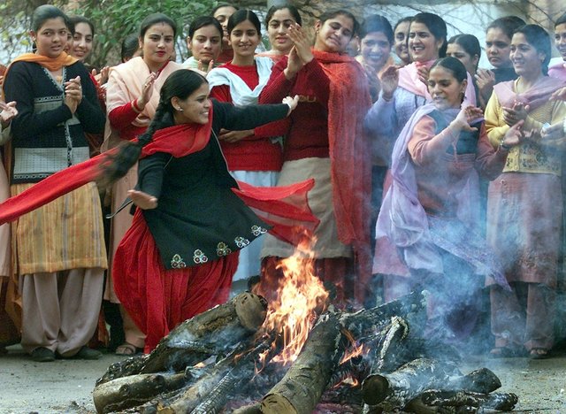 1421134327_lohri.jpg