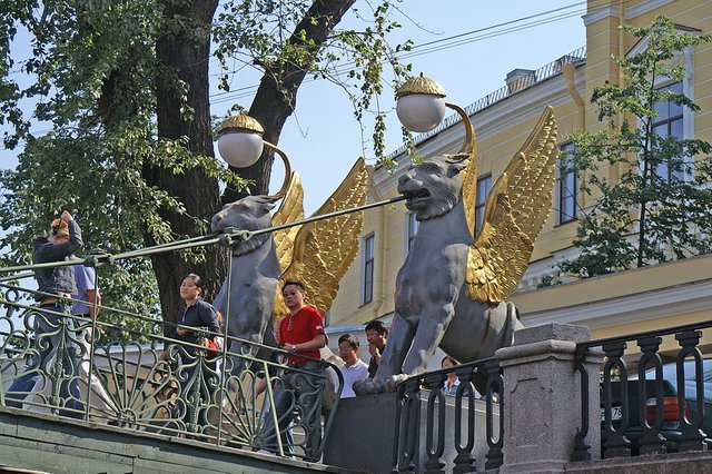 1024px-Sankt_Petersburg_Banken_Brücke_2005_b.jpg