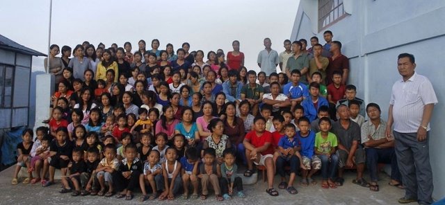 Ziona-Chana-a-man-from-India-has-the-largest-family-in-the-world-39-wives-94-children-14-daughters-in-law-and-33-grandchildren.jpg