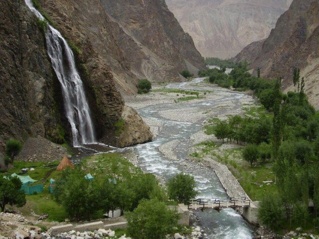 Manthoka-Waterfalls-Skardu-Pakistan-750x562.jpg