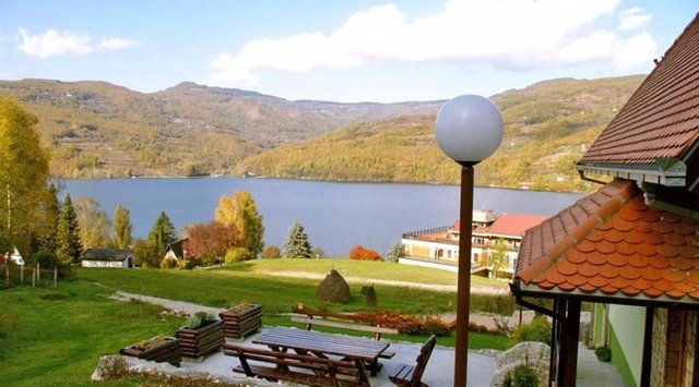 vila-jezero-perucac-3-e1434112804154-830x460.jpg