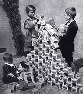 ninos-alemanes-juegan-con-billetes.jpg