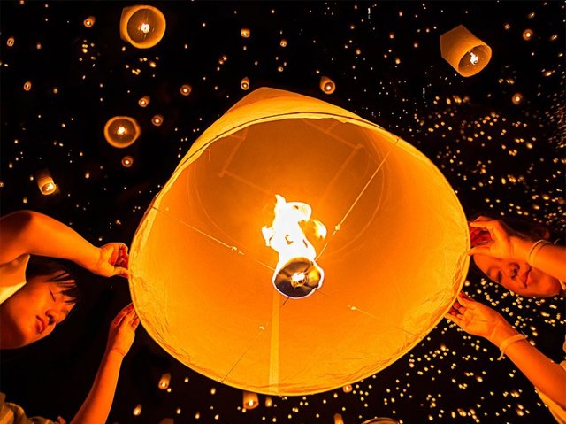 Sky lantern festival in Chiang Mai, Thailand.jpg