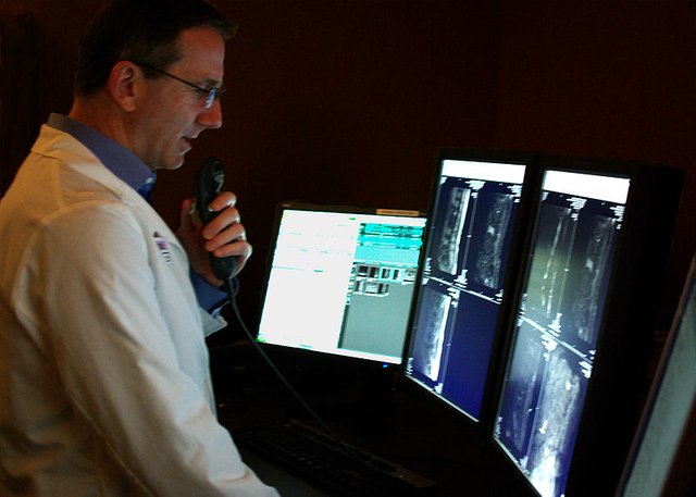 800px-Radiologist_in_San_Diego_CA_2010.jpg
