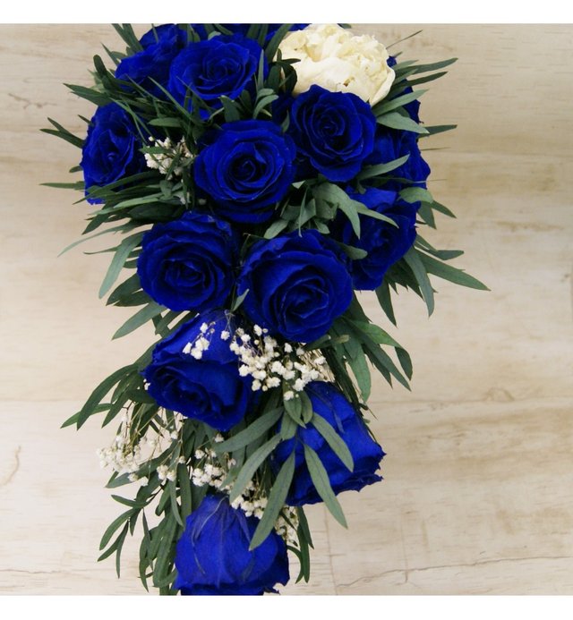 ramo-de-novia-preservado-con-rosas-azules-y-peonia.jpg