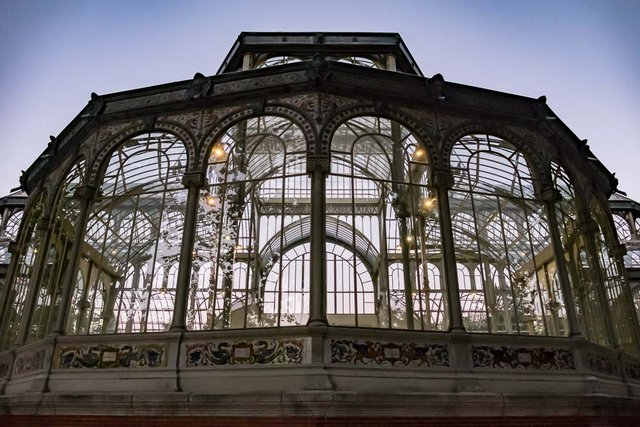 Palacio de Cristal Behind Madrid.jpg