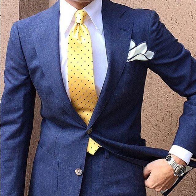 traje-azul-corbata-amarilla.jpg