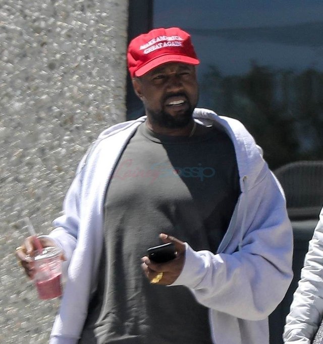 1kanye-west-trump-26apr18-02.jpg